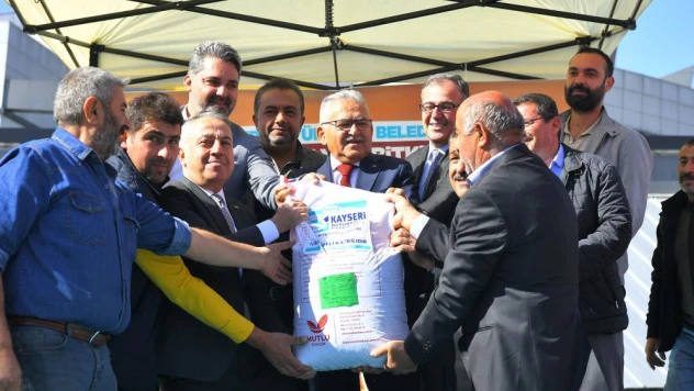 Başkan Büyükkılıç, çiftçiye bin 500 ton daha tohum dağıttı
