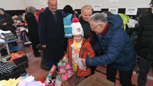 Başkan Büyükkılıç, depremzedeleri kaldıkları yurtta ziyaret etti