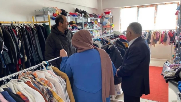 Başkan Büyükkılıç, Kızılay Yardım Toplama Merkezi'ni ziyaret etti