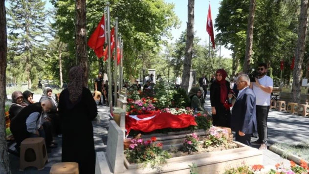 Başkan Büyükkılıç, Şehir Polis Uluçay'ı mezarı başında andı