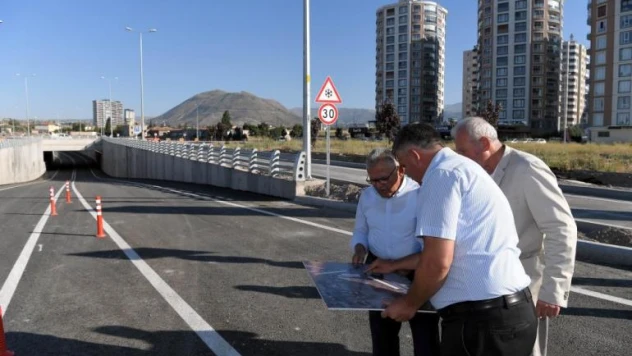 Başkan Büyükkılıç, trafiğe açılan katlı kavşağı yerinde inceledi