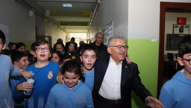 Başkan Büyükkılıç ve Vali Çiçek öğretmenlerle buluştu, öğrencilerle kucaklaştı