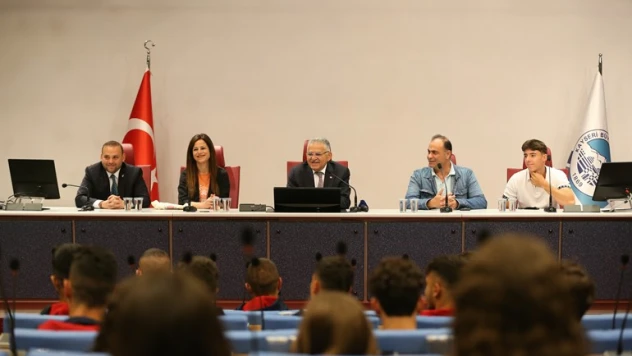 Başkan Büyükkılıç, yavru vatan Kıbrıs'tan gelen sporcuları ağırladı