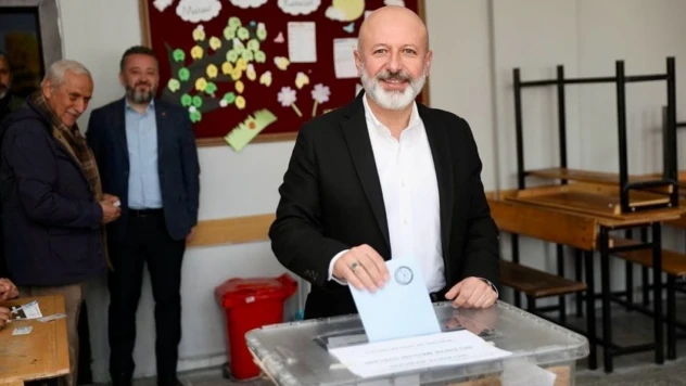 Başkan Çolakbayrakdar, oyunu eşiyle birlikte kullandı