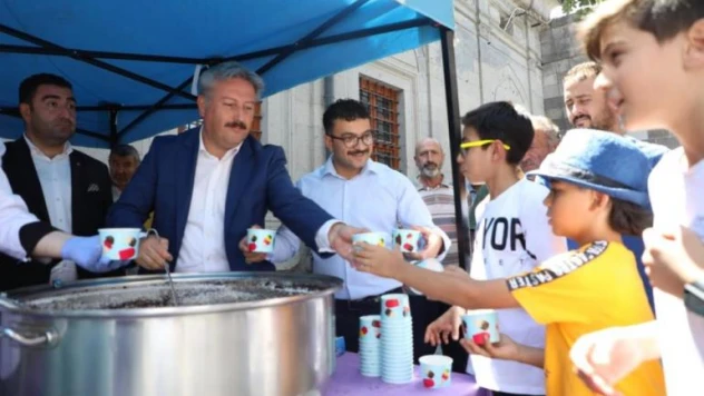 Başkan Palancıoğlu esnaf ve vatandaşa aşure dağıttı