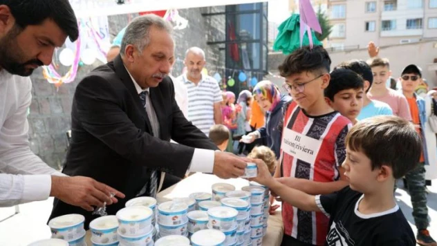 Başkan Yalçın'dan yaz kuran kursu öğrencilerine dondurma ikramı