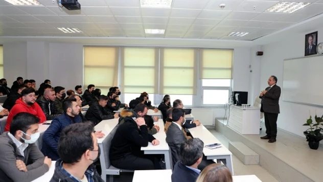 Başkan Yalçın KAYÜ'lü gençlerle