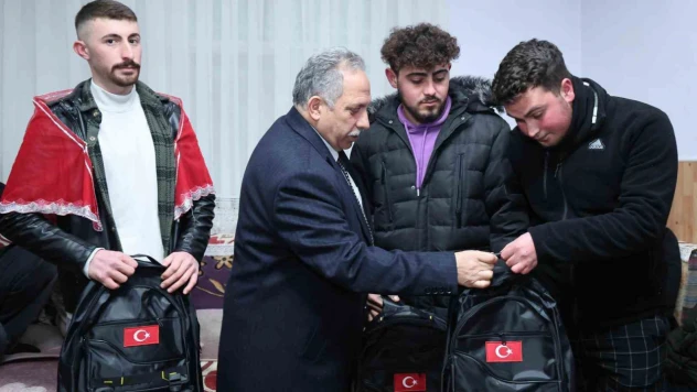 Başkan Yalçın kınalı kuzularla