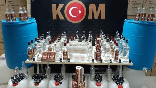 Baskınlarda, piyasa değeri yaklaşık 1 milyon lirayı bulan 1 ton 937 litre alkollü içki sıvısı ele geçirildi