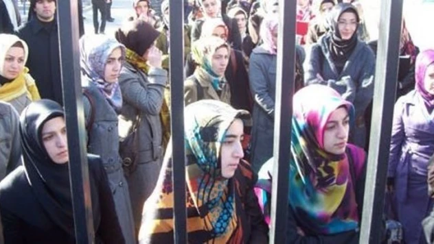 Başörtüsü konusunun temelinin sağlamlaştırılması gerekmektedir