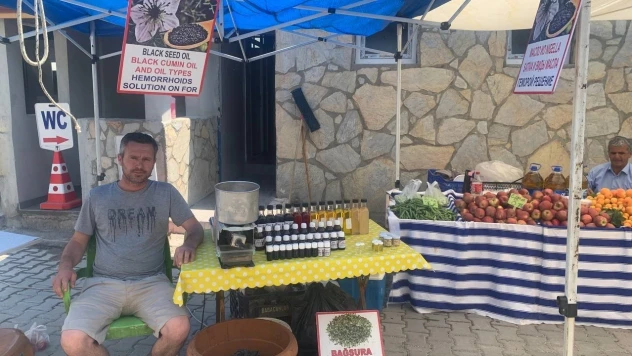 Basur olan turistlere yardım için her hafta tezgah açıyor
