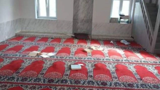 Batı Trakya'da camiye giren saldırgan Kur'an-ı Kerimleri yırttı