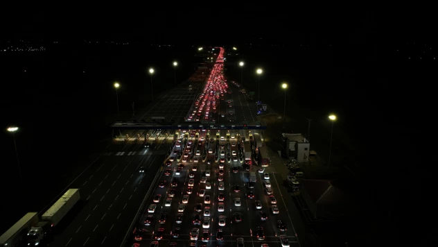 Bayram tatili seferi başladı: Otoyol noktasında trafik durdu