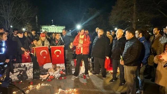 Beyaz Saray önündeki parkta depremde hayatını kaybedenlerin anısına mum yakıldı