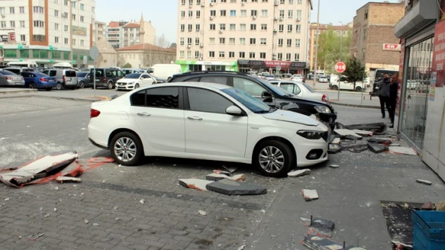 Binadan kopan parçalar araçların üzerine böyle düştü