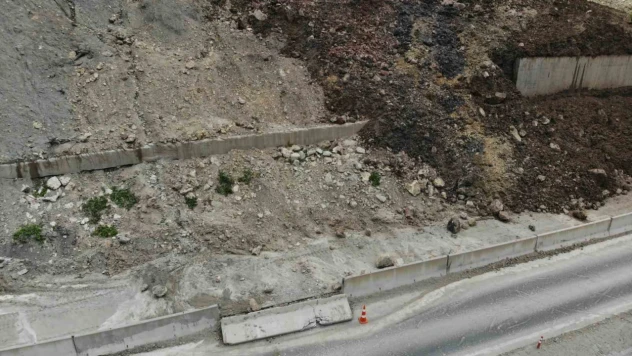 Bolu'da heyelan nedeniyle Ankara istikameti trafiğe kapatıldı