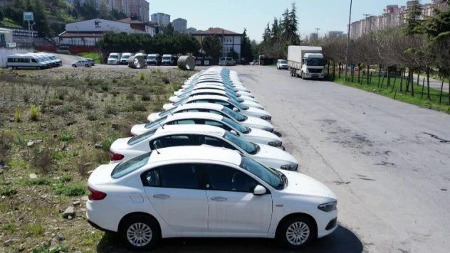 Boş arazide stoklanmış araçlar bulundu