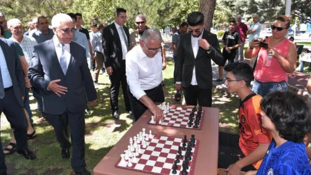 Büyükkılıç, Uluslararası Satranç Turnuvası'nda miniklerin heyecanına ortak oldu