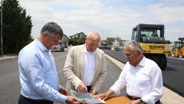 Büyükkılıç yol çalışmalarını denetledi, asfalt serdi