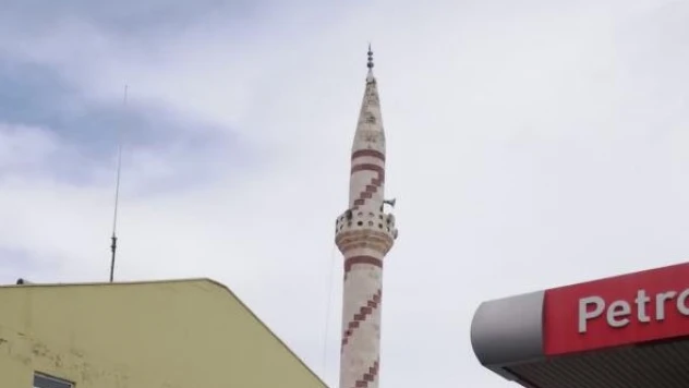 Büyükşehir Sarız'da hasarlı minareyi sorunsuz şekilde yıktı