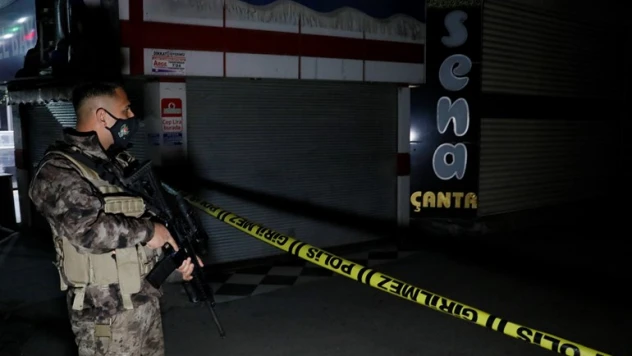 Canlarını hiçe sayarak şüphelinin üzerine atlayarak etkisiz hale getirdi.