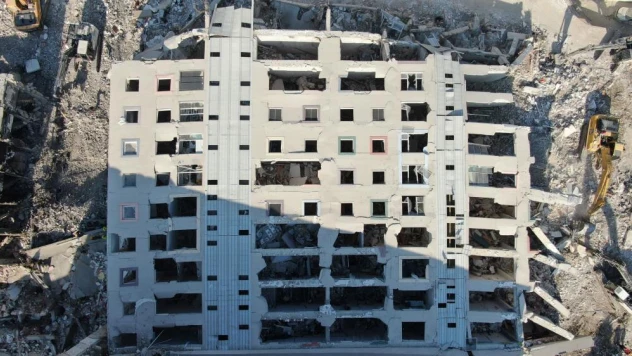 Cennetten bir köşe&quot diye satışa sunulan 12 katlı 250 daireli Rönesans Rezidans yerle bir oldu