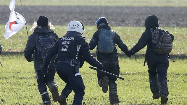 Çevre aktivisti Greta Thunberg maden bölgesinden yaka paça uzaklaştırıldı