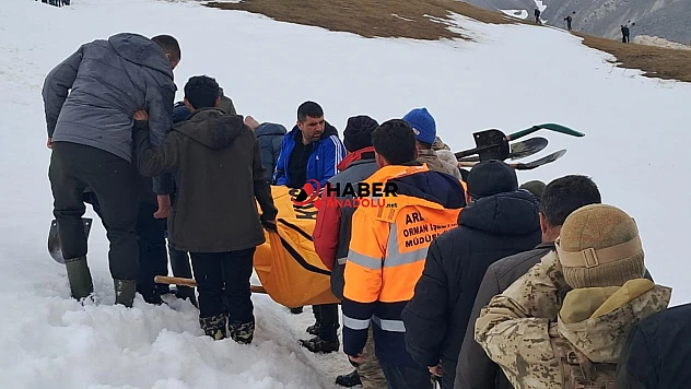 Çığ altında kalan çobanın cansız bedenine ulaşıldı