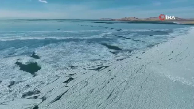 Çin'deki Qinghai Tuz Gölü sıcaklıkların düşmesiyle donmaya başladı