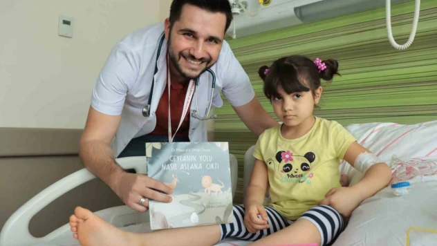Çocuk doktoru yazdığı hikaye kitabını servis servis gezerek çocuklara okuyor