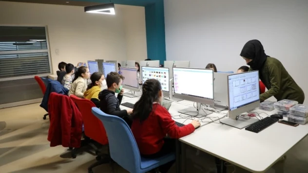 ÇOCUKLAR ROBOTİK KODLAMA EĞİTİMİ İLE BİRÇOK ALANDA BECERİ KAZANIYOR