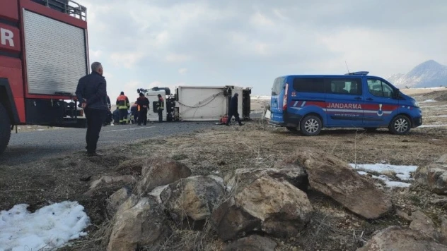 Çöp kamyonu devrildi: 1 ölü, 2 yaralı