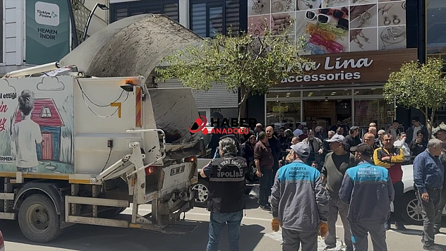 Çöp toplama kamyonuna sıkışan işçi öldü