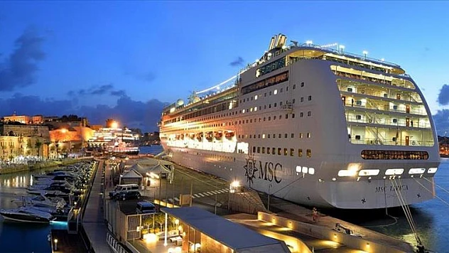 Cruise gemisi Alaska'da buzdağına çarptı