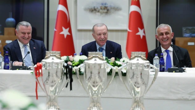 Cumhurbaşkanı, Bakan Bak, Hacıosmanoğlu ve Süper Lig'e Çıkan Kulüpleri Ağırladı