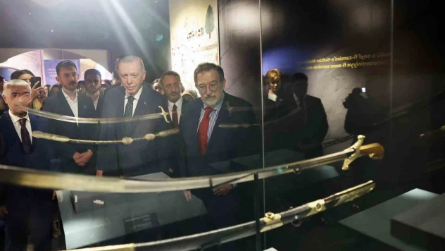 Cumhurbaşkanı Erdoğan, Fatih Sultan Mehmet Sergisi'ni ziyaret etti