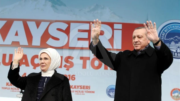 Cumhurbaşkanı Erdoğan'ı Kayseri'de Down sendromlu öğrenciler karşıladı