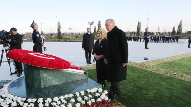 Cumhurbaşkanı Erdoğan, Özbekistan'da Bağımsızlık Anıtı'na çelenk bıraktı