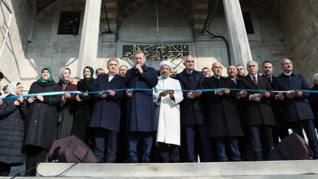 Cumhurbaşkanı Erdoğan, restorasyonu tamamlanan 3.5 asırlık Yeni Camii'yi yeniden ibadete açtı