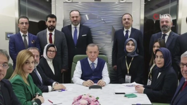 Cumhurbaşkanı Erdoğan Türkmenistan dönüşü gazetecilerle bir araya geldi