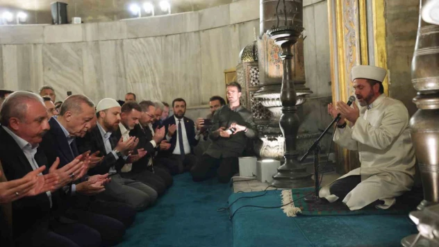 Cumhurbaşkanı Erdoğan yatsı namazını Ayasofya Camii'nde kıldı
