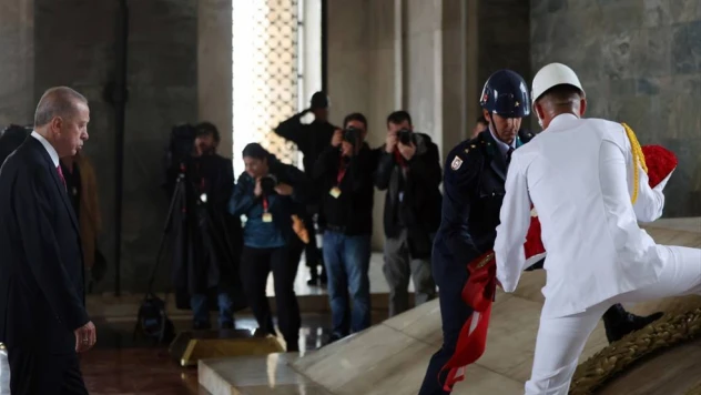 Cumhurbaşkanı Erdoğan, Yüksek Askeri Şura üyeleriyle birlikte Anıtkabir'i ziyaret etti.