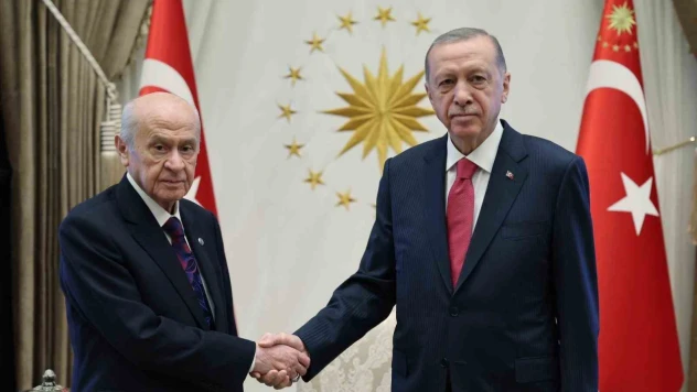 Cumhurbaşkanı Recep Tayyip Erdoğan'ın MHP Genel Başkanı Devlet Bahçeli ile görüşmesi başladı.