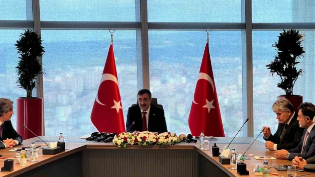 Bir taraftan enflasyonla mücadele edeceğiz, bir taraftan da kalkınmış bir ülke haline gelmek için çalışacağız