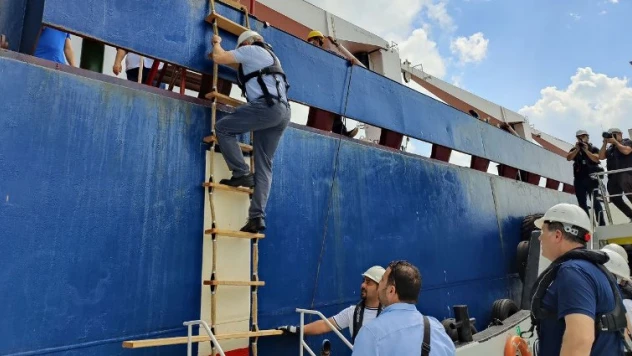 Denetim ekibi, Razoni adlı tahıl gemisine geçti