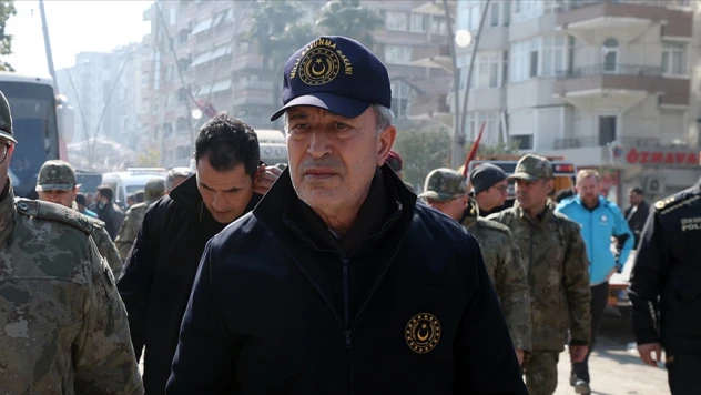 Deprem bölgesindeki Bakan Akar, NATO toplantısına katılmayacak