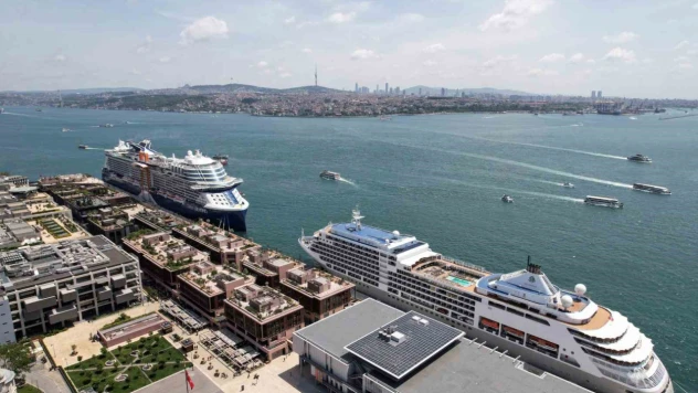 Dev kruvaziyerler Galataport'a demirledi