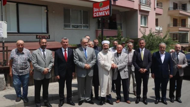 Diyanet İşleri Başkanı Erbaş saldırıya uğrayan cemevini ziyaret etti
