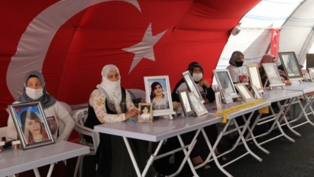 Diyarbakır'da evlat nöbeti tutan bir aile daha evladına kavuştu