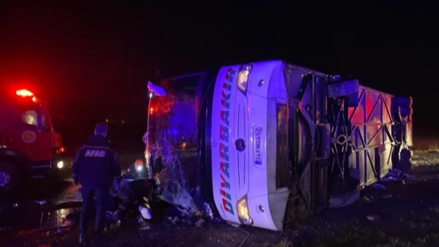 Diyarbakır'da yolcu otobüsü devrild